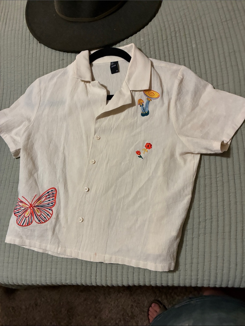 cider -Women’s XS Cream Mushroom  Embroidered Short-Sleeve Button-Up Shirt